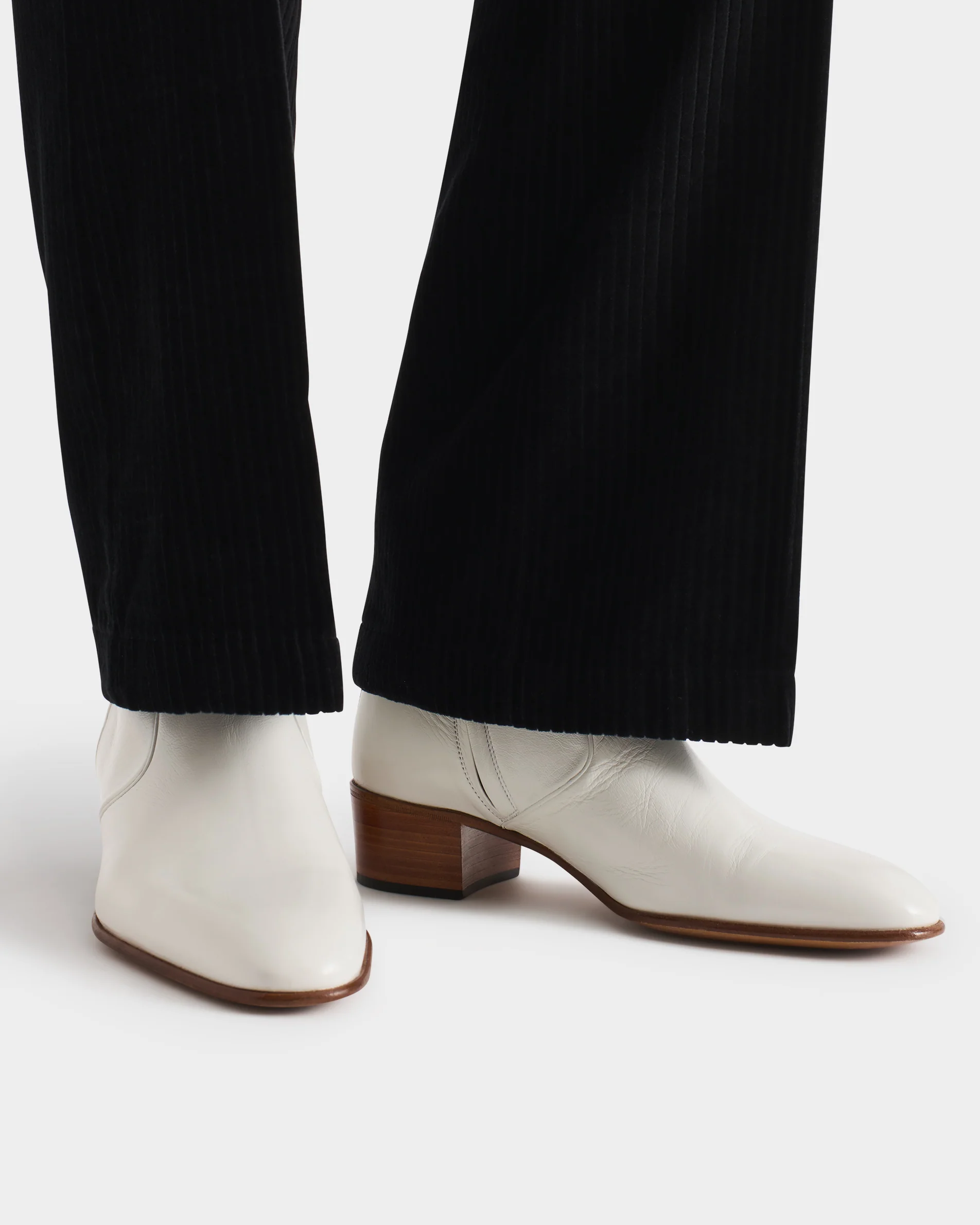 BOTTINES ZIPPÉES EN CUIR DE VEAU BRILLANT - BLANC CASSÉ - Image 3
