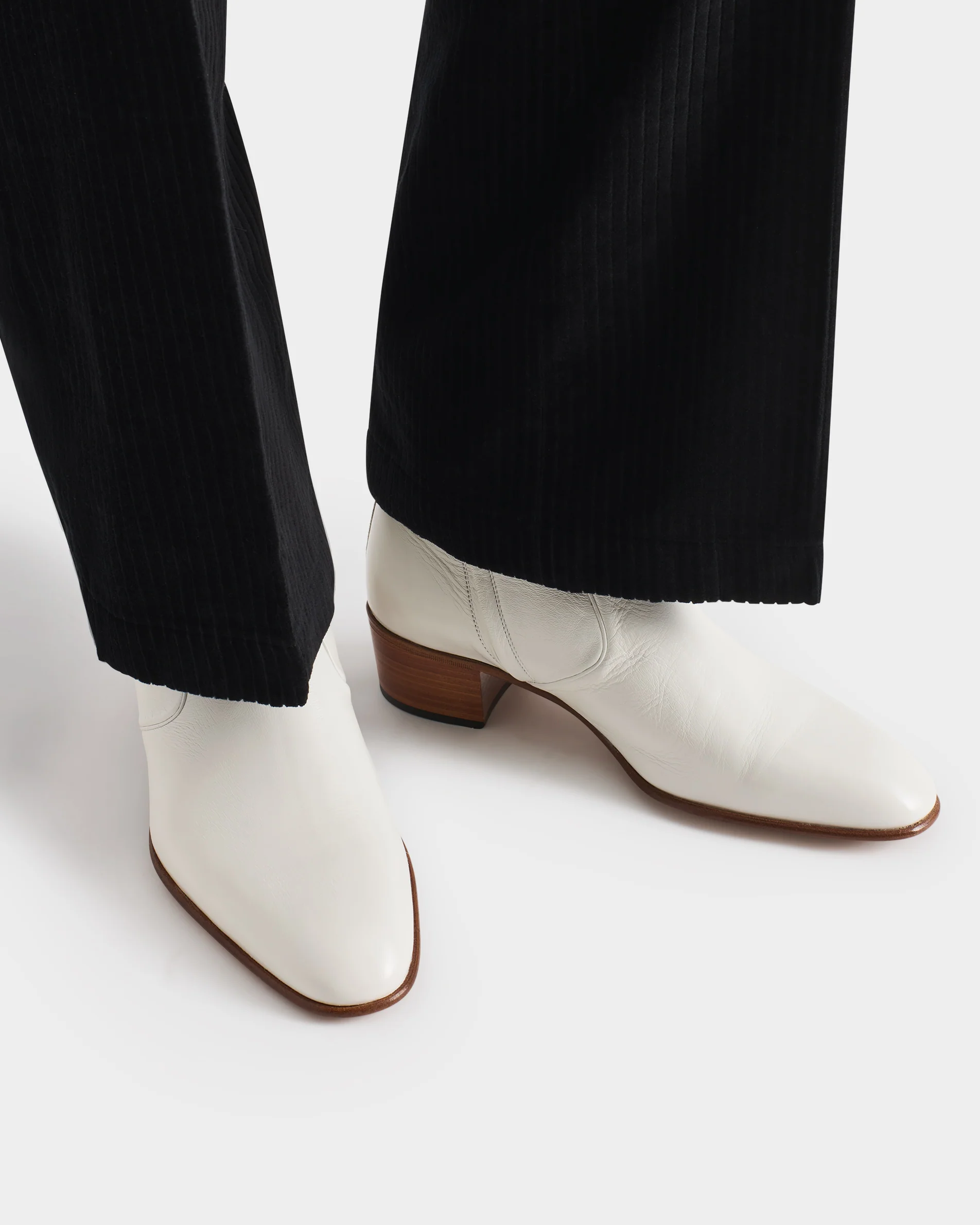 BOTTINES ZIPPÉES EN CUIR DE VEAU BRILLANT - BLANC CASSÉ - Image 5